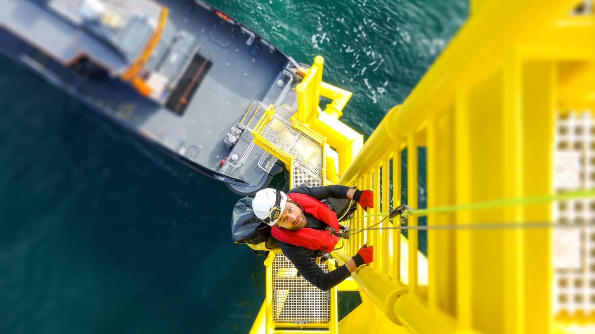 The use of resonance for safety on offshore platforms